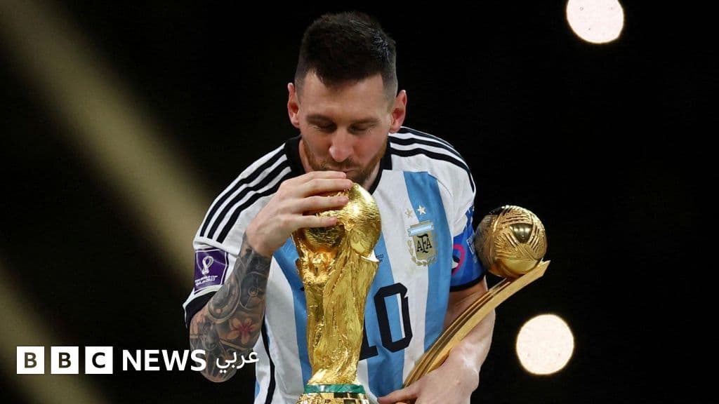 ليونيل ميسي يرتدي قميص إنتر ميامي