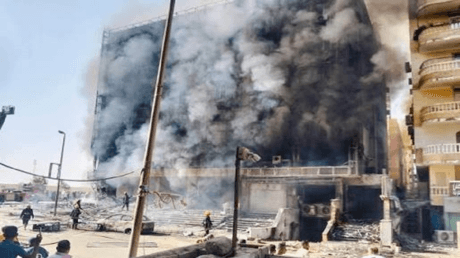 ألسنة اللهب تلتهم عمارة سكنية في الجيزة وسط سحب دخان كثيفة