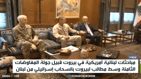 رئيس الحكومة اللبنانية نواف سلام في اجتماع رسمي