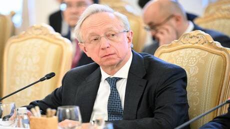 ميخائيل غالوزين يدوّن تصريحًا للصحافة
