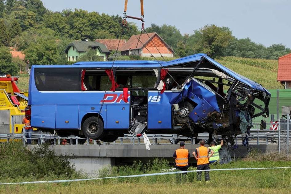 حافلة بولندية مقلوبة على طريق سريع في المجر بعد الحادث