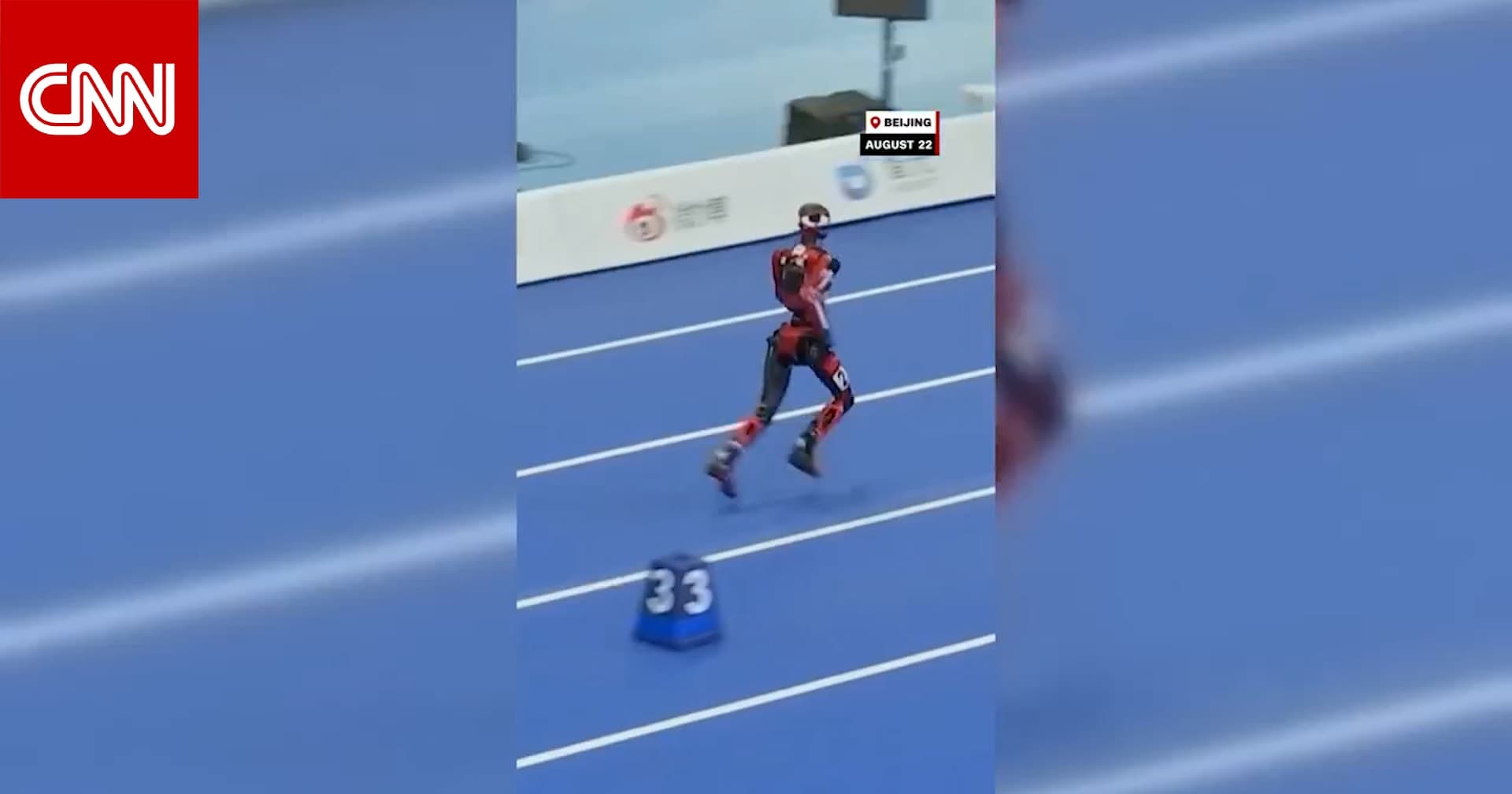 روبوت بشري أثناء السباق في بكين